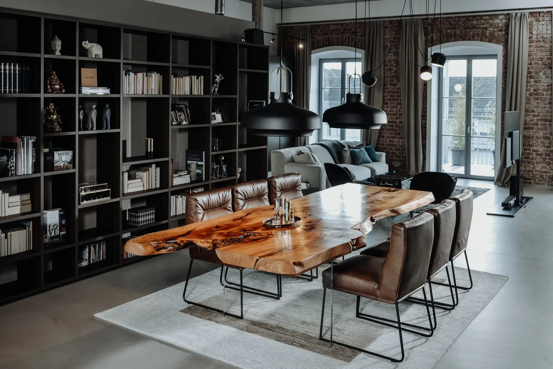Rustikaler Designtisch aus einem Baumstamm mit Tischbeinen aus Glas, gefertigt aus Ulme, Rechte Seite