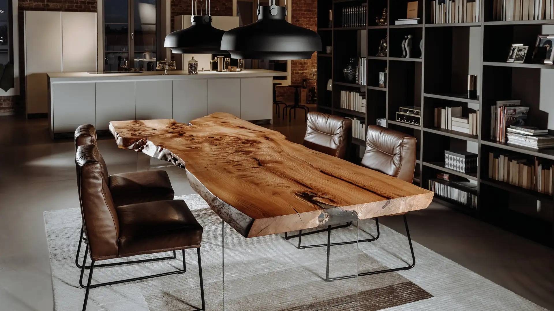 Mesa rústica de diseño de un tronco con patas de vidrio, fabricada en olmo, lado izquierdo.