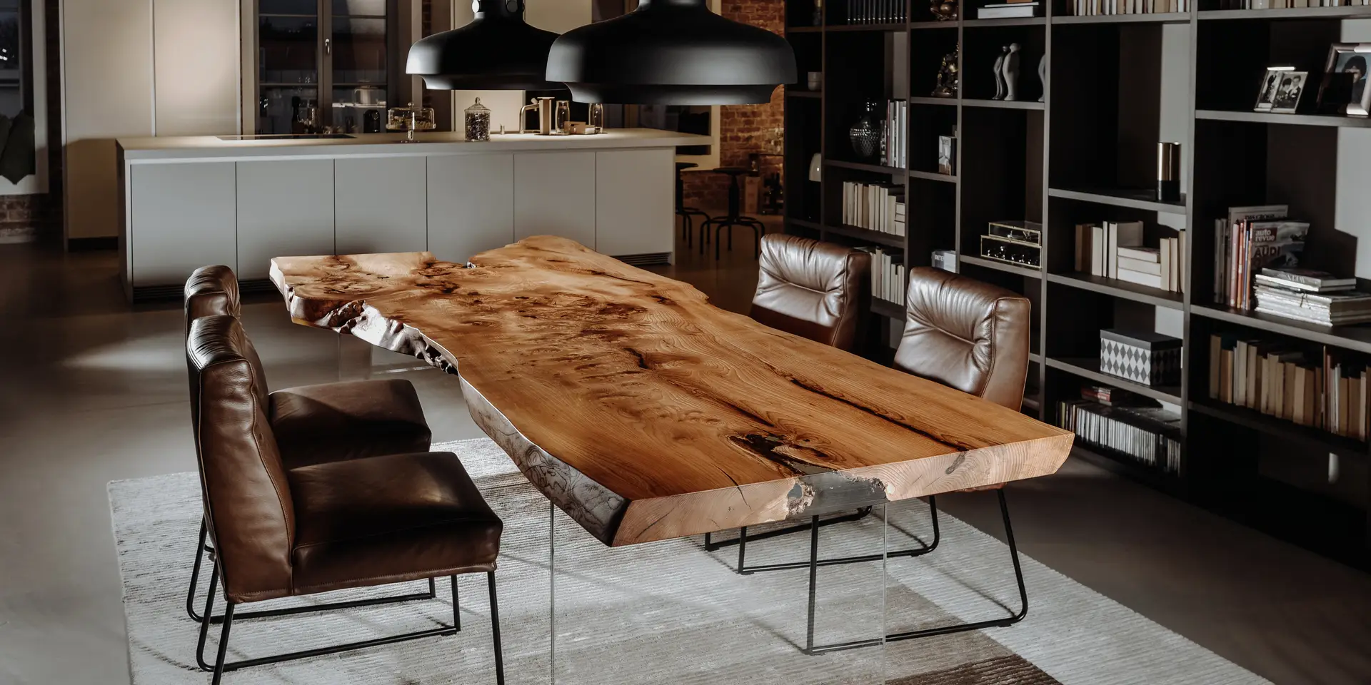 Rustikaler Designtisch aus einem Baumstamm mit Tischbeinen aus Glas, gefertigt aus Ulme, Linke Seite