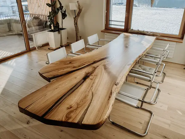 Mesa maciza de madera real con patas de vidrio, fabricada a partir de un tronco de Stammdesign de olmo.