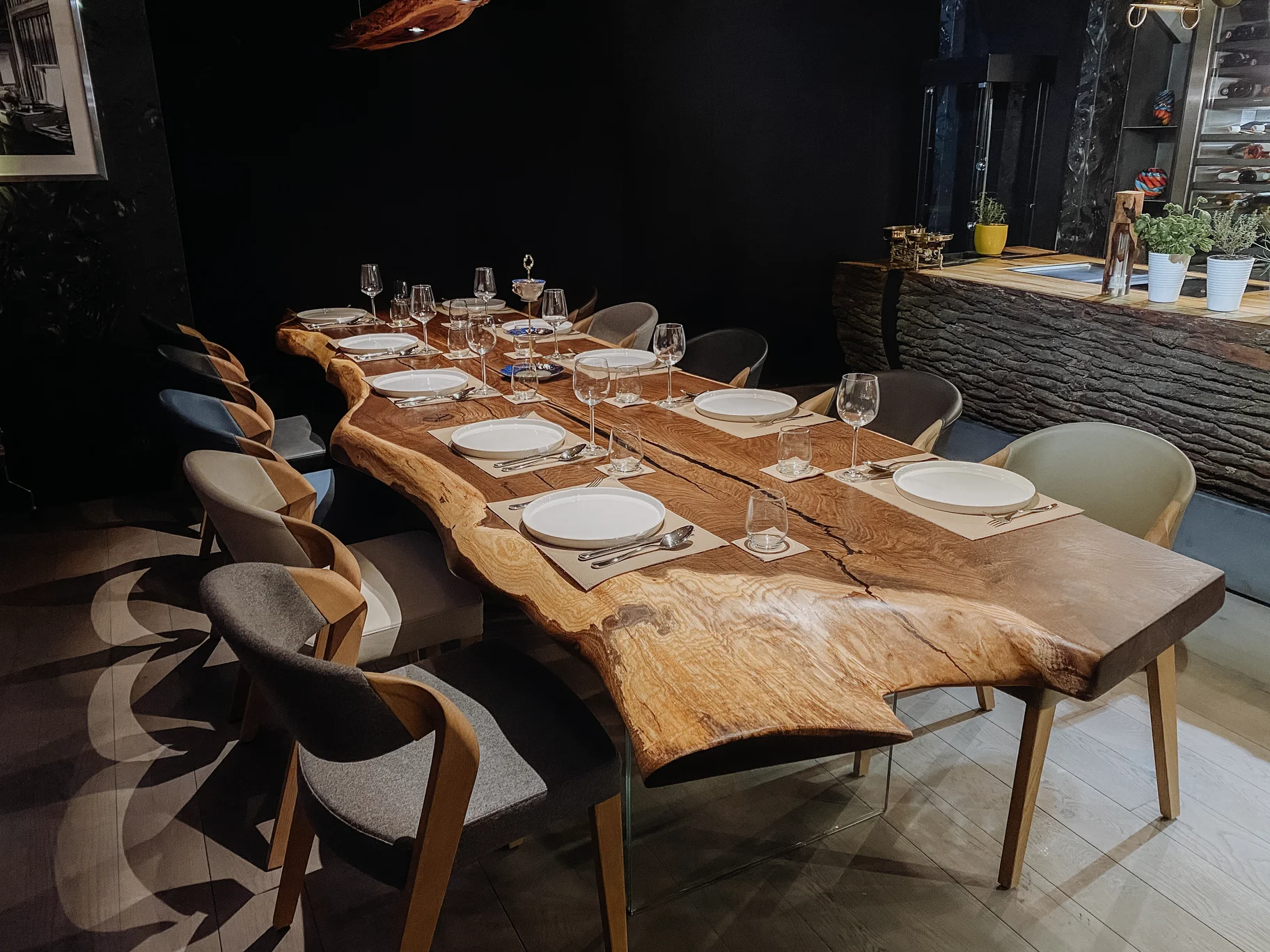 Table design exclusive en tronc d’arbre avec plateau en chêne.