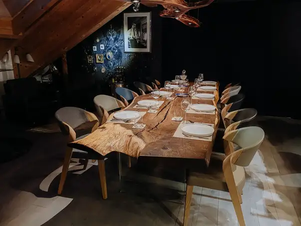Esclusivo tavolo da design in legno di tronco con piano in rovere, vista frontale.