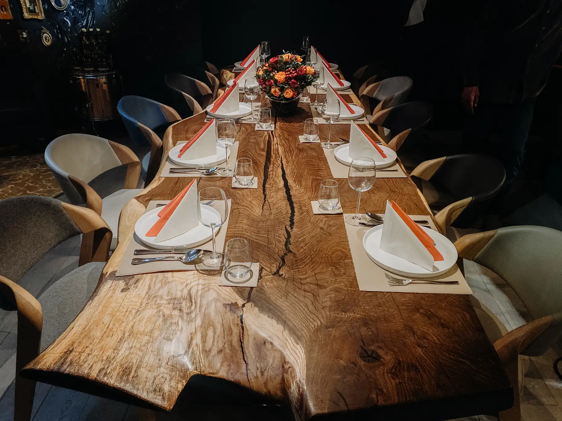 Exclusive designer tree table from a tree trunk with an oak wood tabletop, front view 2.