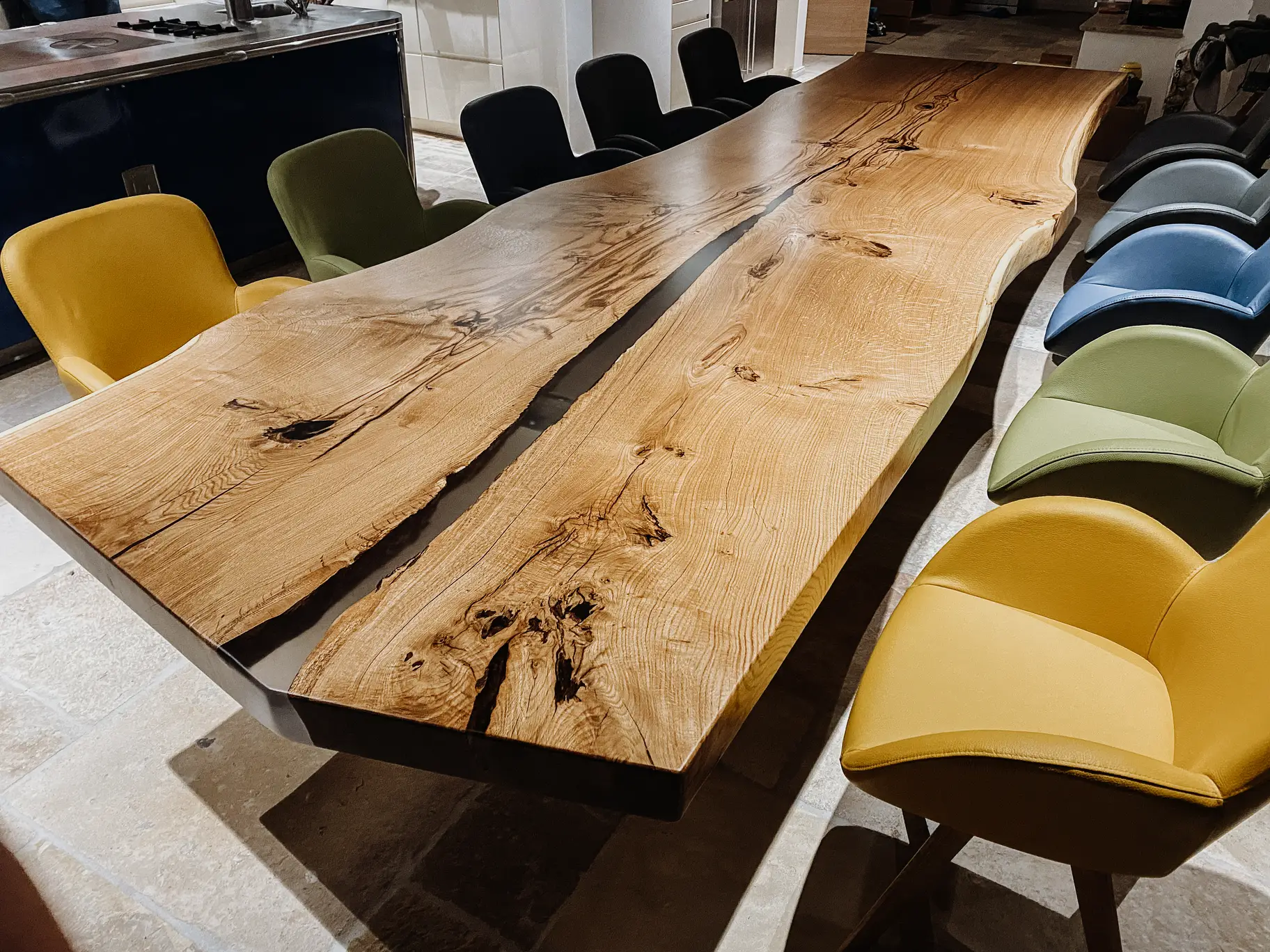 Handgefertigter Designtisch aus einem Baumstamm mit solider Tischplatte aus Eiche, links