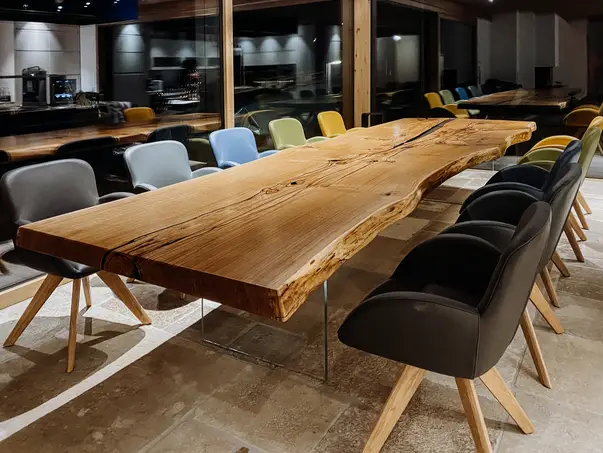 Mesa de diseño hecha a mano de un tronco con tablero sólido de roble, vista derecha.