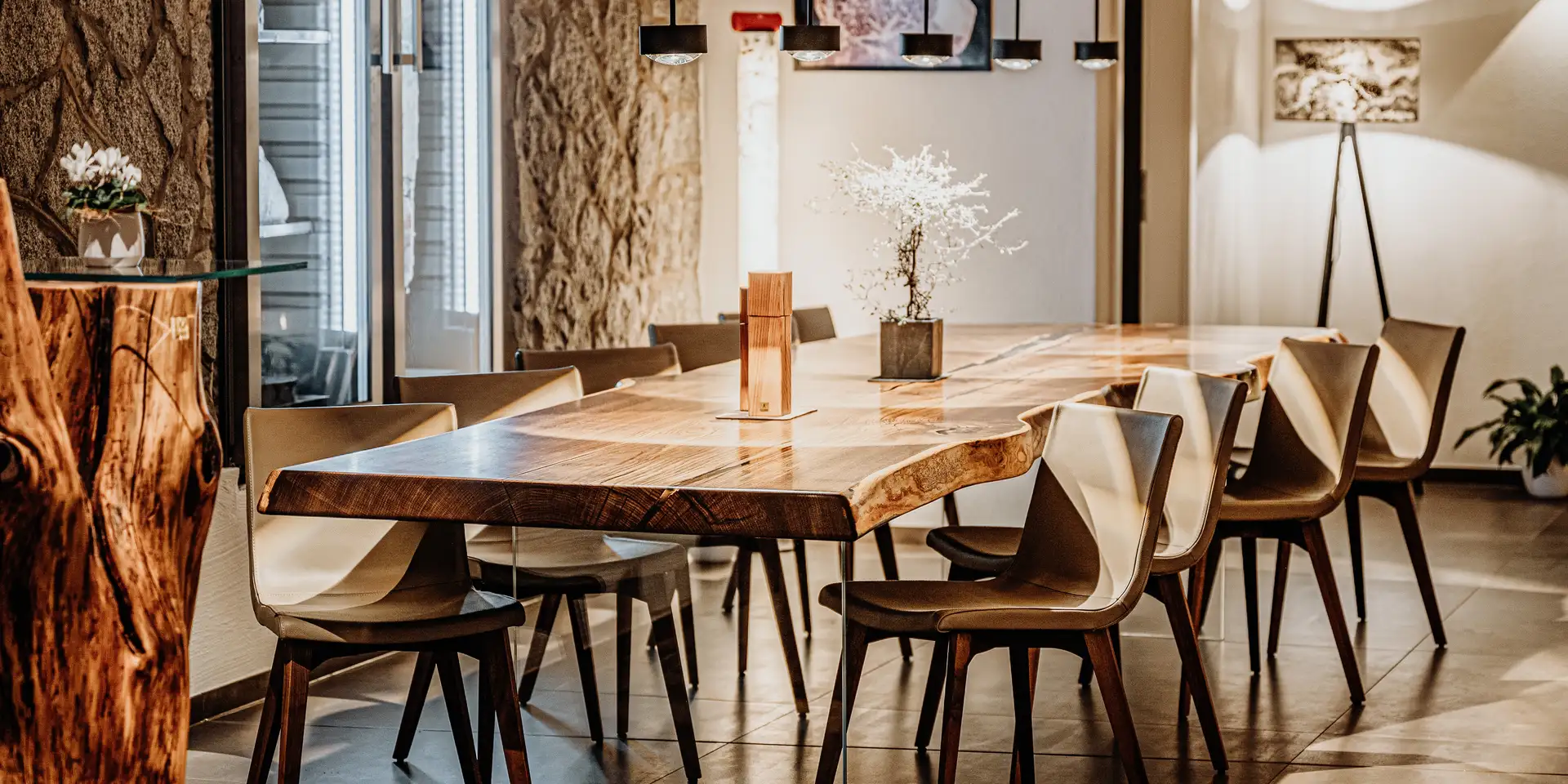 Table massive pour restaurant en tronc d’arbre avec veinage unique et plateau en chêne solide, vue frontale.