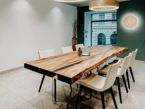 Mesa de reuniones de diseño de un tronco con borde natural elegante y tablero de olmo, vista derecha.