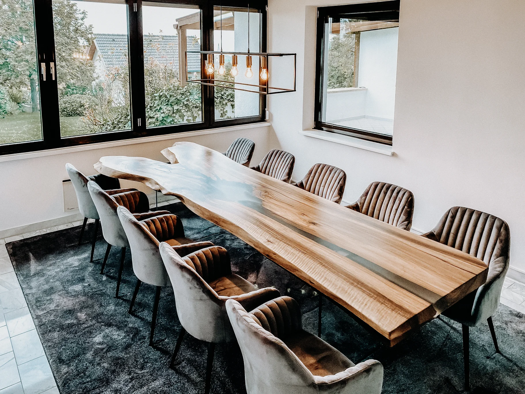 Mesa exclusiva de madera con veta única, hecha a mano en nogal, vista lateral.