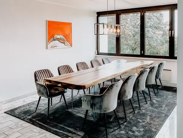 Mesa exclusiva de madera con veta única, hecha a mano en nogal.