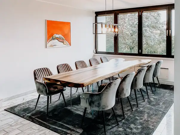 Tavolo esclusivo in legno con venature uniche, fatto a mano in noce.