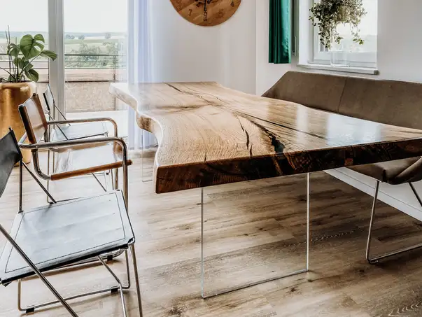 Tavolo da pranzo design in tronco d’albero con elegante piano in quercia, perfetto per ogni ambiente