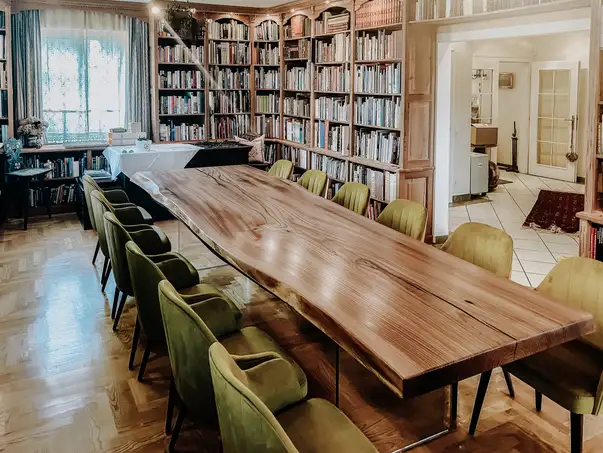 Tavolo da soggiorno di alta qualità da un tronco con solido piano in olmo di Stammdesign e fascino naturale.