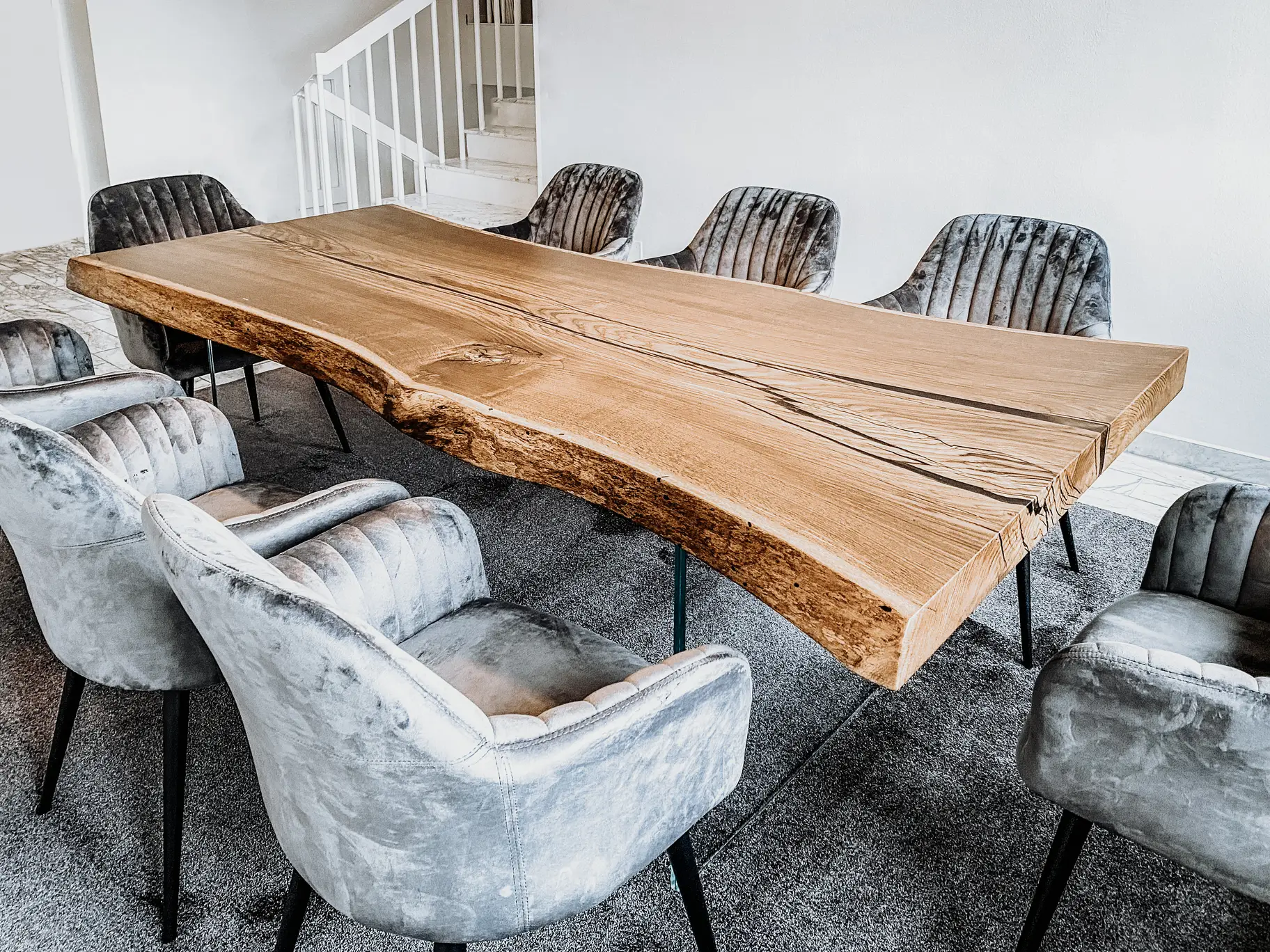 Einzigartiger Designertisch aus einem Baumstamm mit markanter Holzstruktur und Tischplatte aus Eiche von Stammdesign 2
