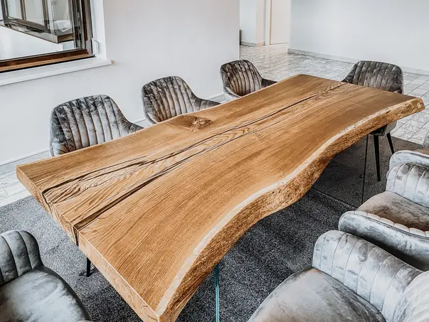 Mesa de diseño única hecha de tronco de árbol con veta distintiva y tablero de roble de Stammdesign