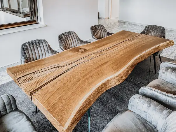 Tavolo da design unico in tronco d’albero con venatura distintiva e piano in quercia di Stammdesign