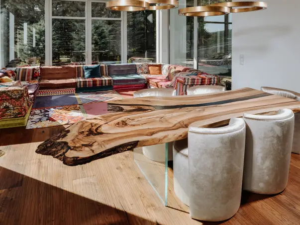 Mesa de madera maciza hecha a mano de un tronco de árbol, fabricada en madera de nogal