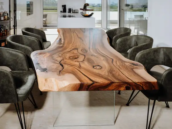 Tavolo da pranzo di design in tronco d’albero con bordo naturale, realizzato a mano in noce, vista frontale