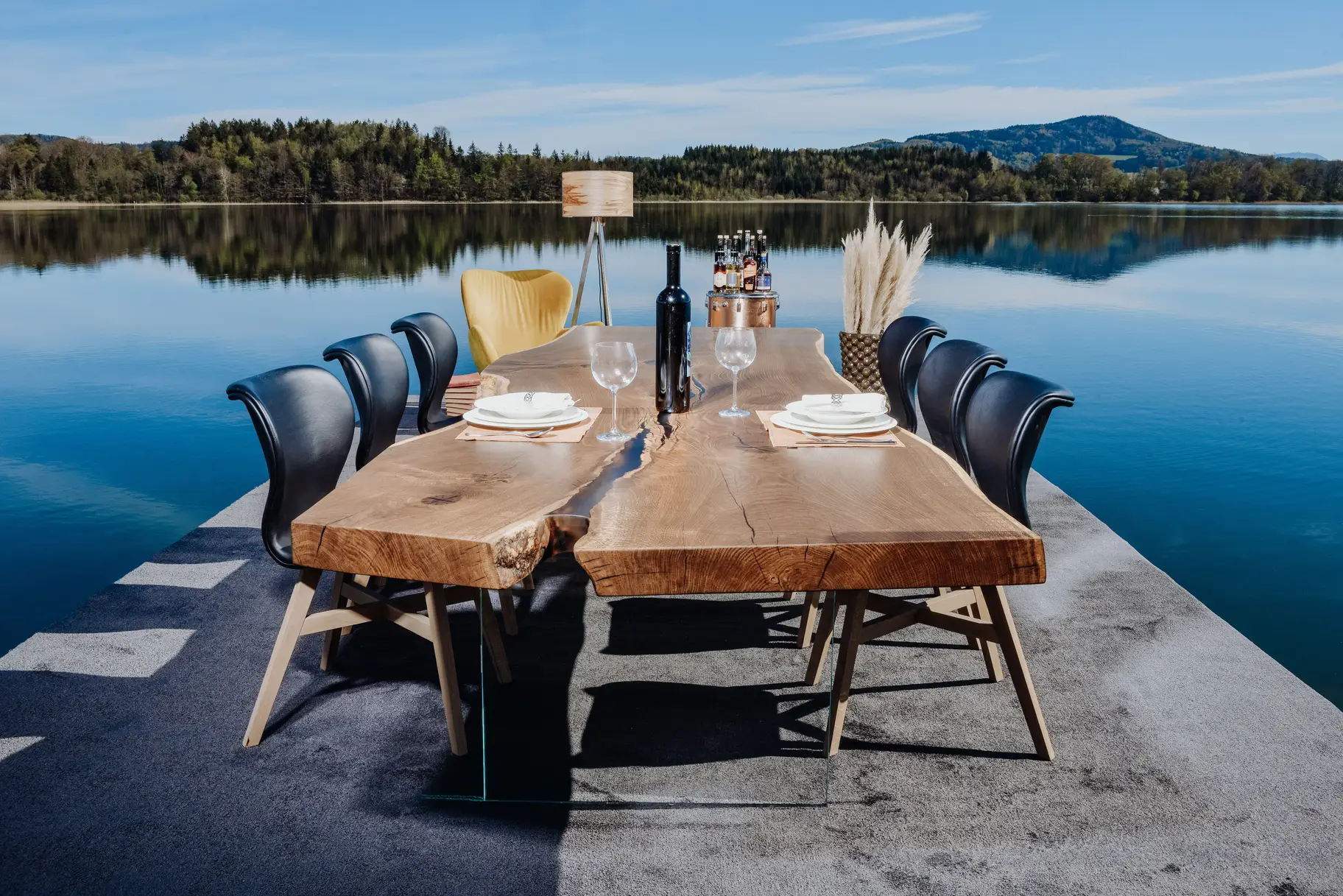 Moderner Designer-Holztisch aus einem Baumstamm aus Eiche mit Glasbeinen - Frontal