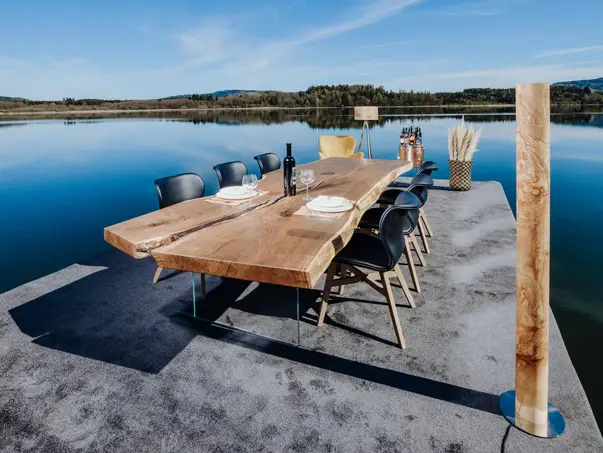 Mesa de diseño moderno de madera hecha de tronco de roble con patas de vidrio