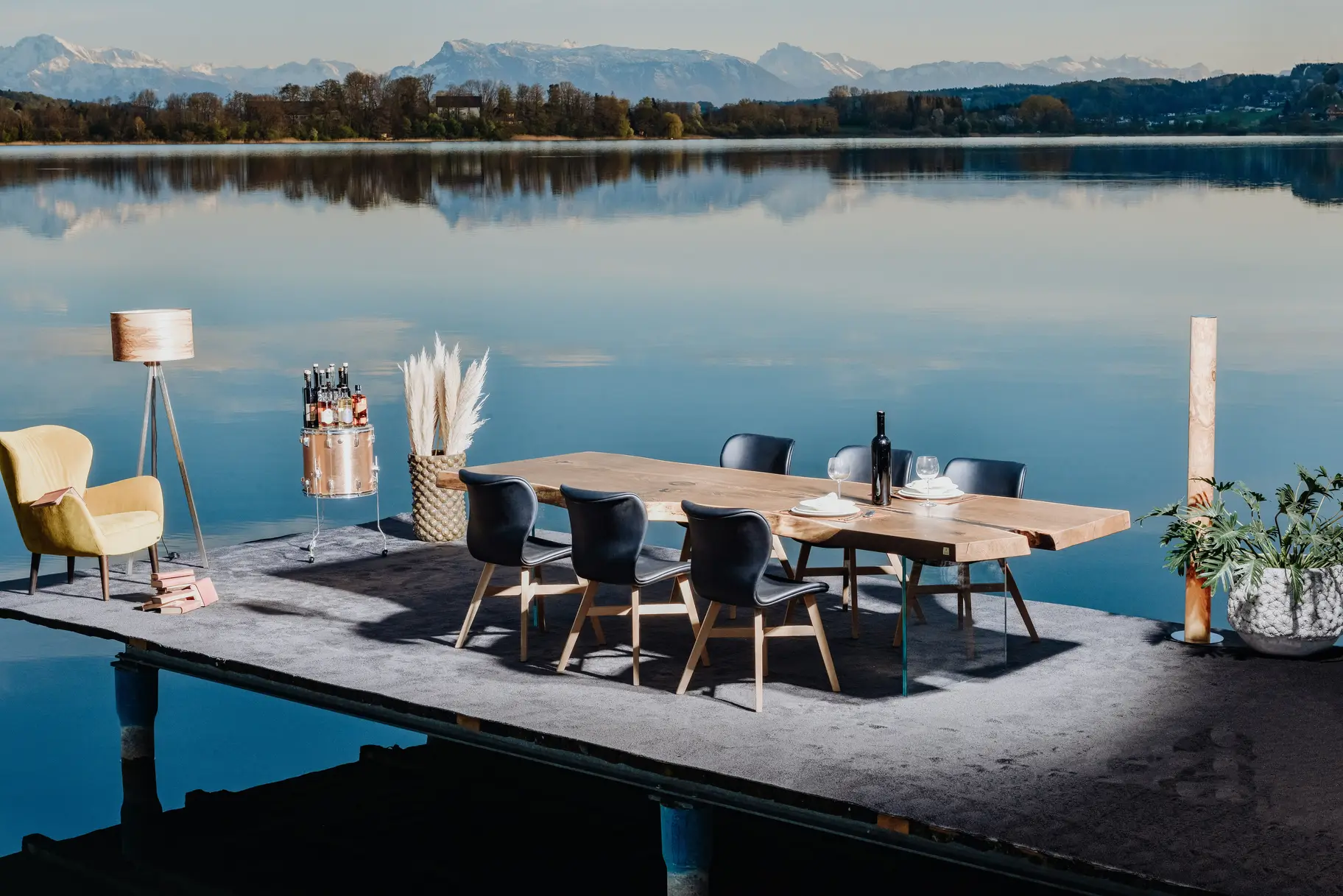 Moderner Designer-Holztisch aus einem Baumstamm aus Eiche mit Glasbeinen - Seite