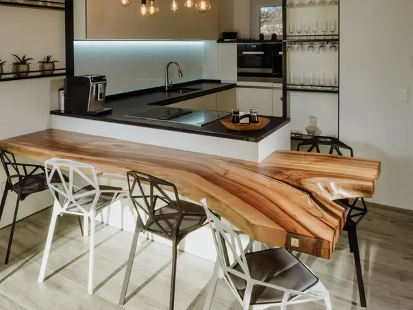 Mesa de cocina de alta calidad hecha de tronco como extensión de cocina de Stammdesign