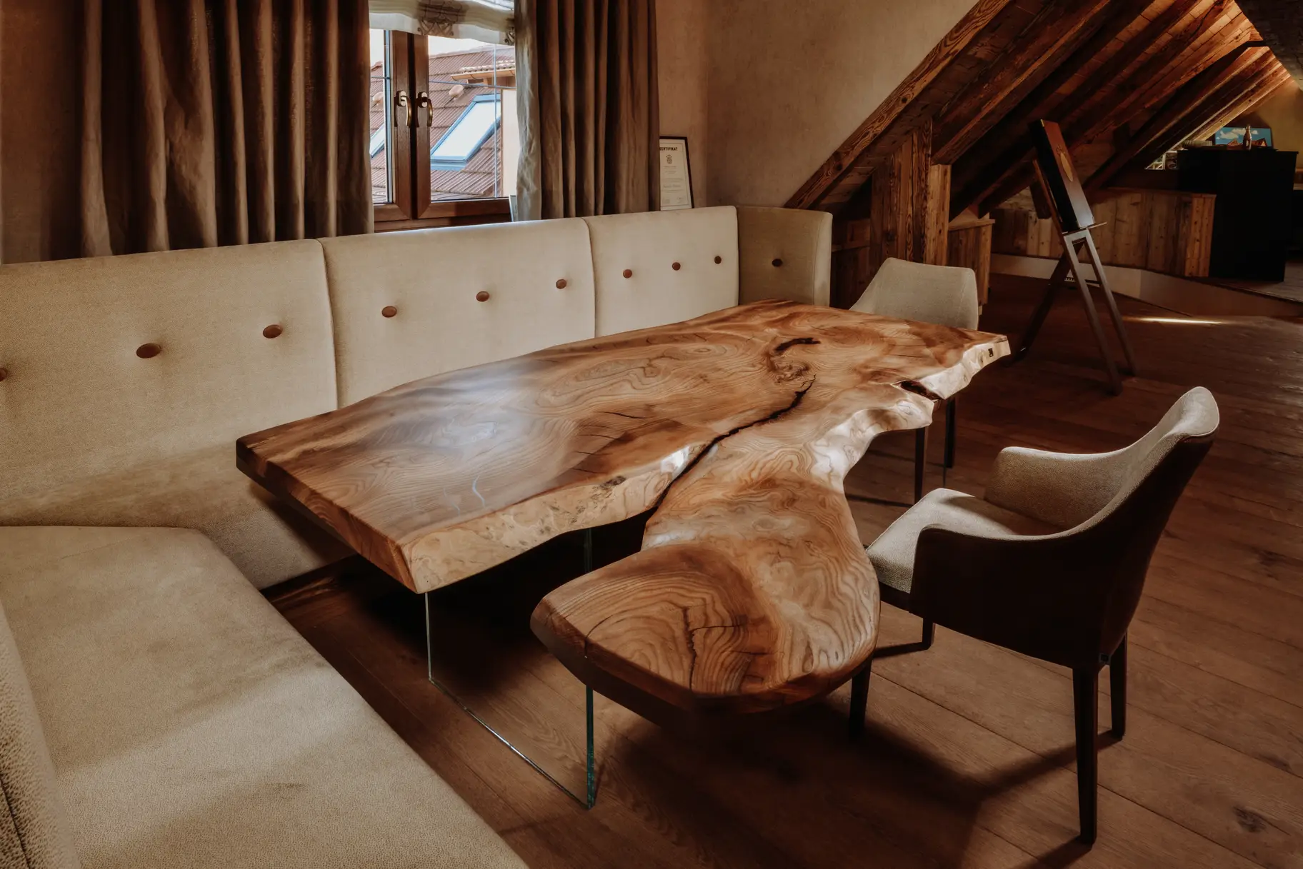 Exklusiver Designer-Esstisch aus einem Baumstamm mit Naturholz-Tischplatte aus Rüster, Ansicht Seite
