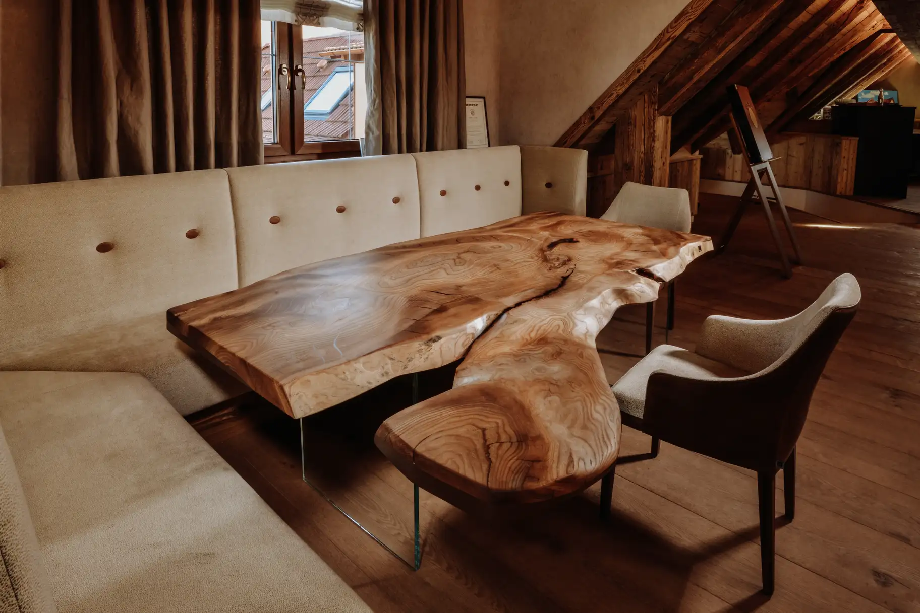 Exklusiver Designer-Esstisch aus einem Baumstamm mit Naturholz-Tischplatte aus Rüster, Ansicht Seite
