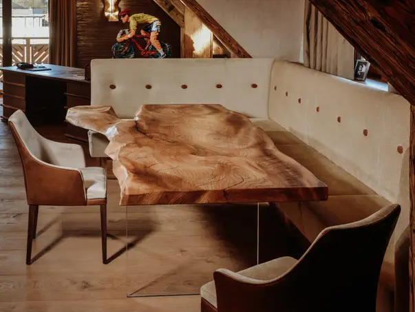 Exclusiva mesa de comedor de diseño hecha de tronco con superficie de madera de fresno natural, vista frontal