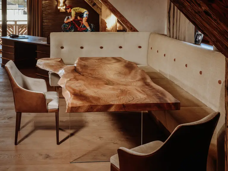 Esclusivo tavolo da pranzo di design in tronco d’albero con piano in legno naturale di frassino, vista frontale