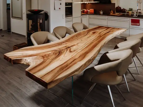 Tavolo da cucina massiccio in tronco di noce con gambe in vetro, realizzato in legno massiccio