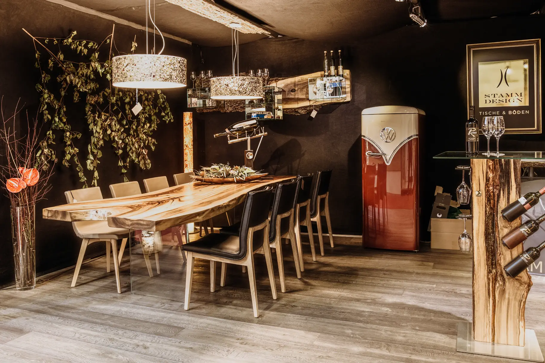 Handgefertigter Baumtisch mit stabiler Tischplatte, Waldkante und Glasbeinen von Stammdesign 2