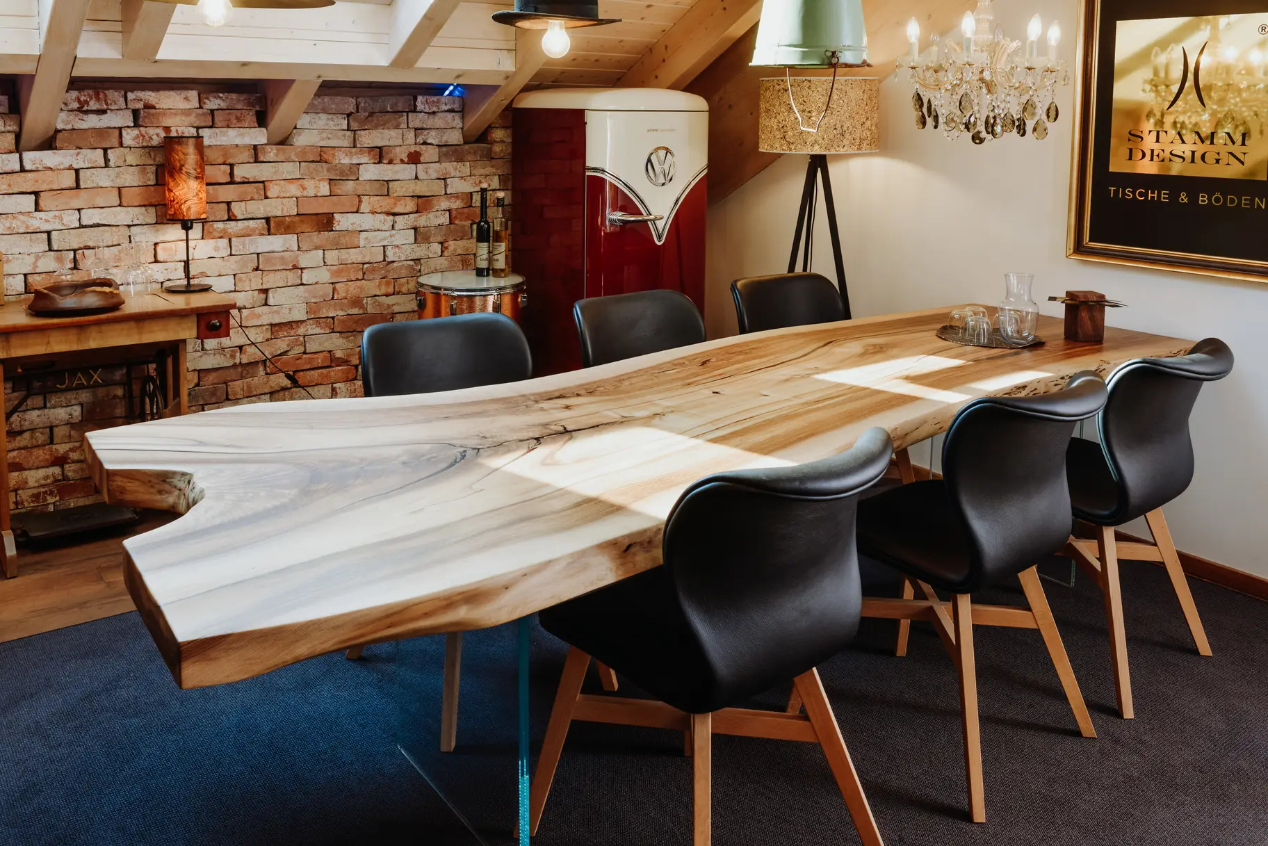 Designer Holztisch aus einem Baumstamm mit eleganter Baumkante und Echtholz-Tischplatte 2