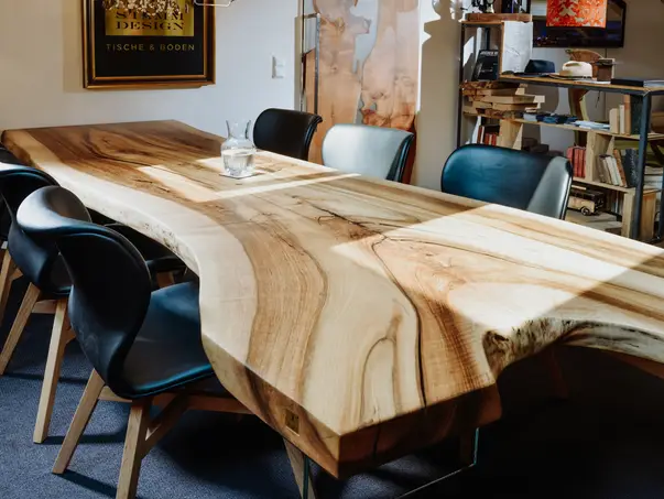Mesa de diseño en madera maciza de tronco con borde natural elegante y superficie de madera sólida, vista 1