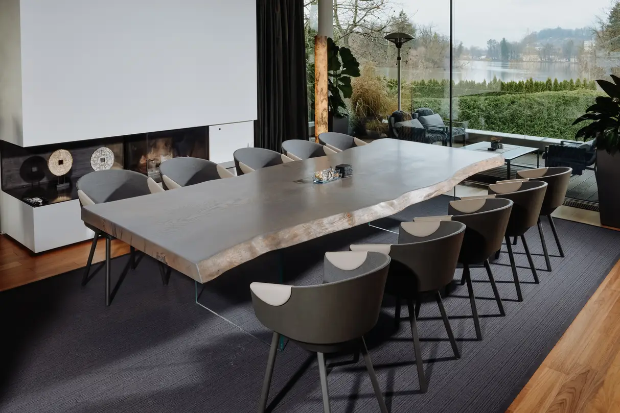 Exklusiver Wohnzimmertisch aus einem Baumstamm, handgefertigt mit dunklem Holz von Stammdesign 1