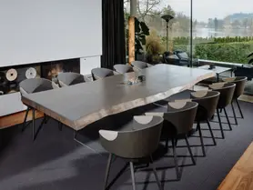 Mesa exclusiva para salón hecha de tronco, hecha a mano con madera oscura por Stammdesign, vista 1