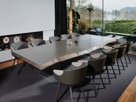 Exklusiver Wohnzimmertisch aus einem Baumstamm, handgefertigt mit dunklem Holz von Stammdesign 1