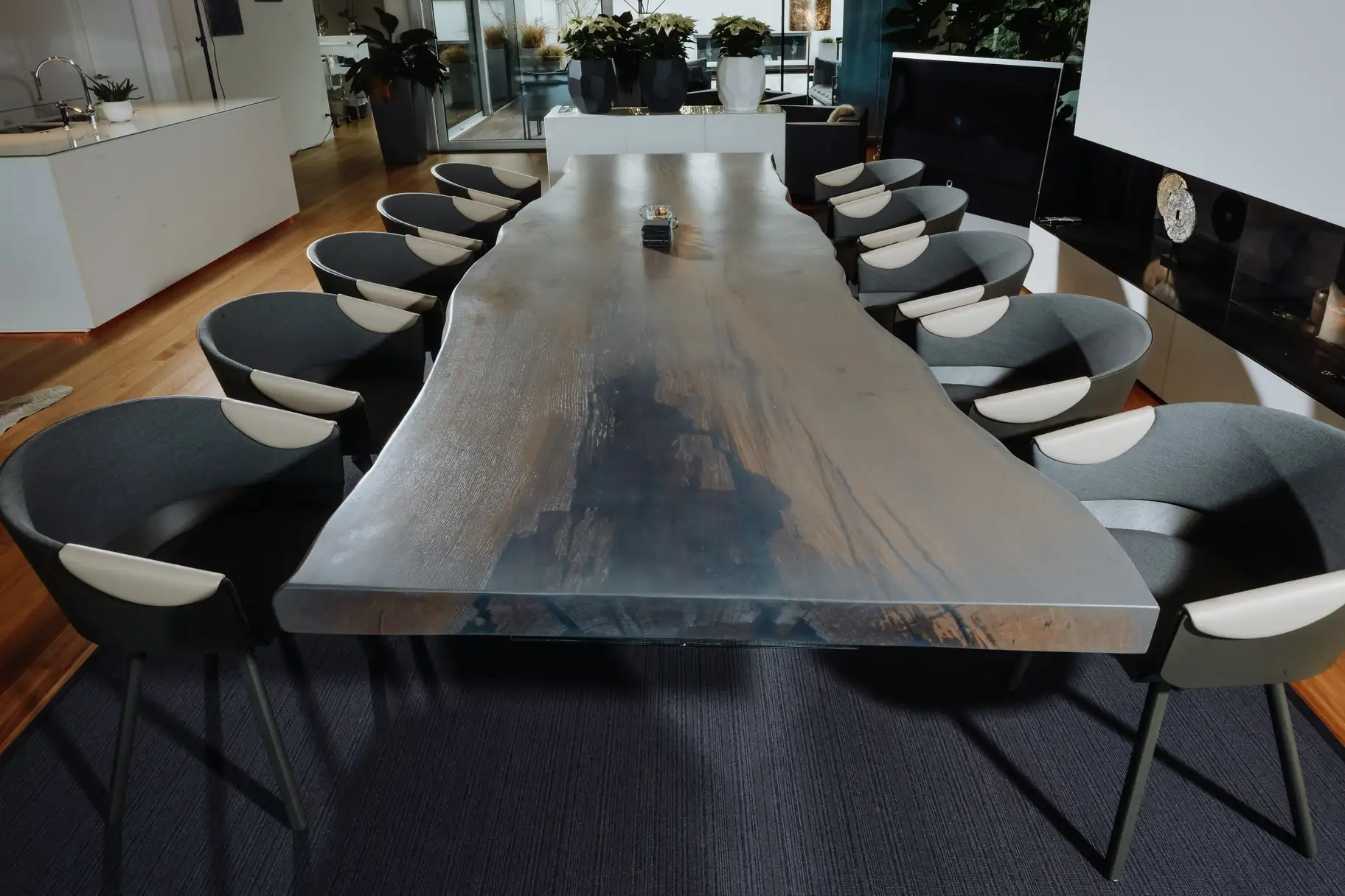 Mesa exclusiva para salón hecha de tronco, hecha a mano con madera oscura por Stammdesign, vista 2