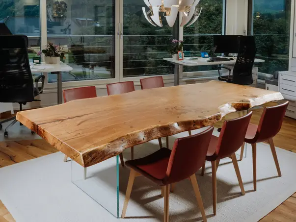 Mesa de árbol maciza con veta única y superficie robusta con corteza, hecha de un tronco, vista 1