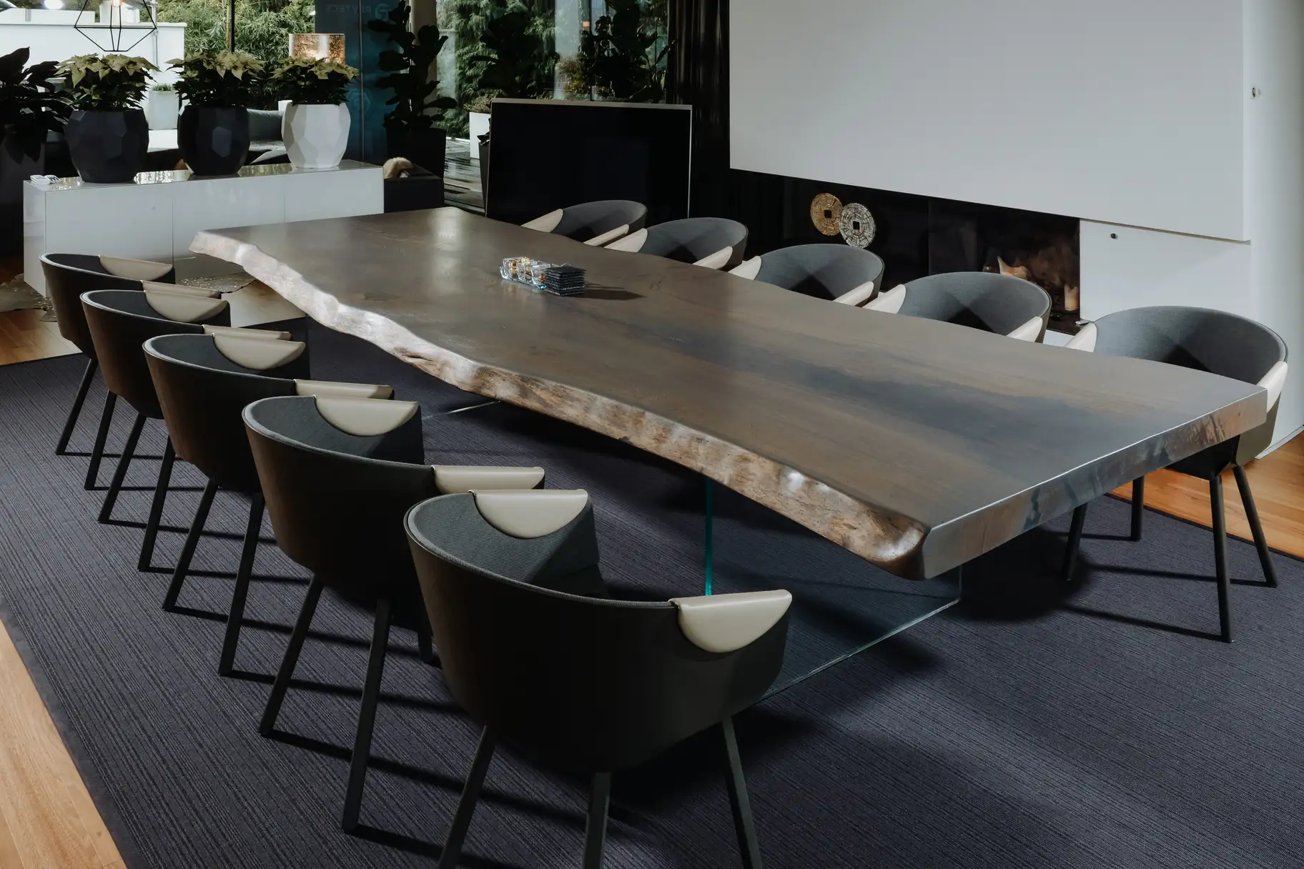Mesa exclusiva para salón hecha de tronco, hecha a mano con madera oscura por Stammdesign, vista 3