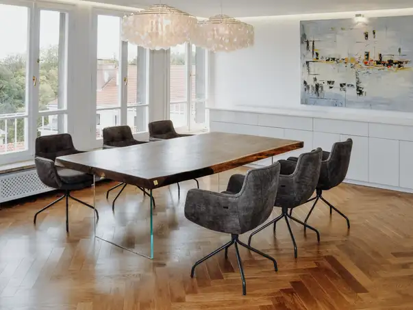 Scrivania artigianale in tronco d’albero con design robusto e superficie elegante