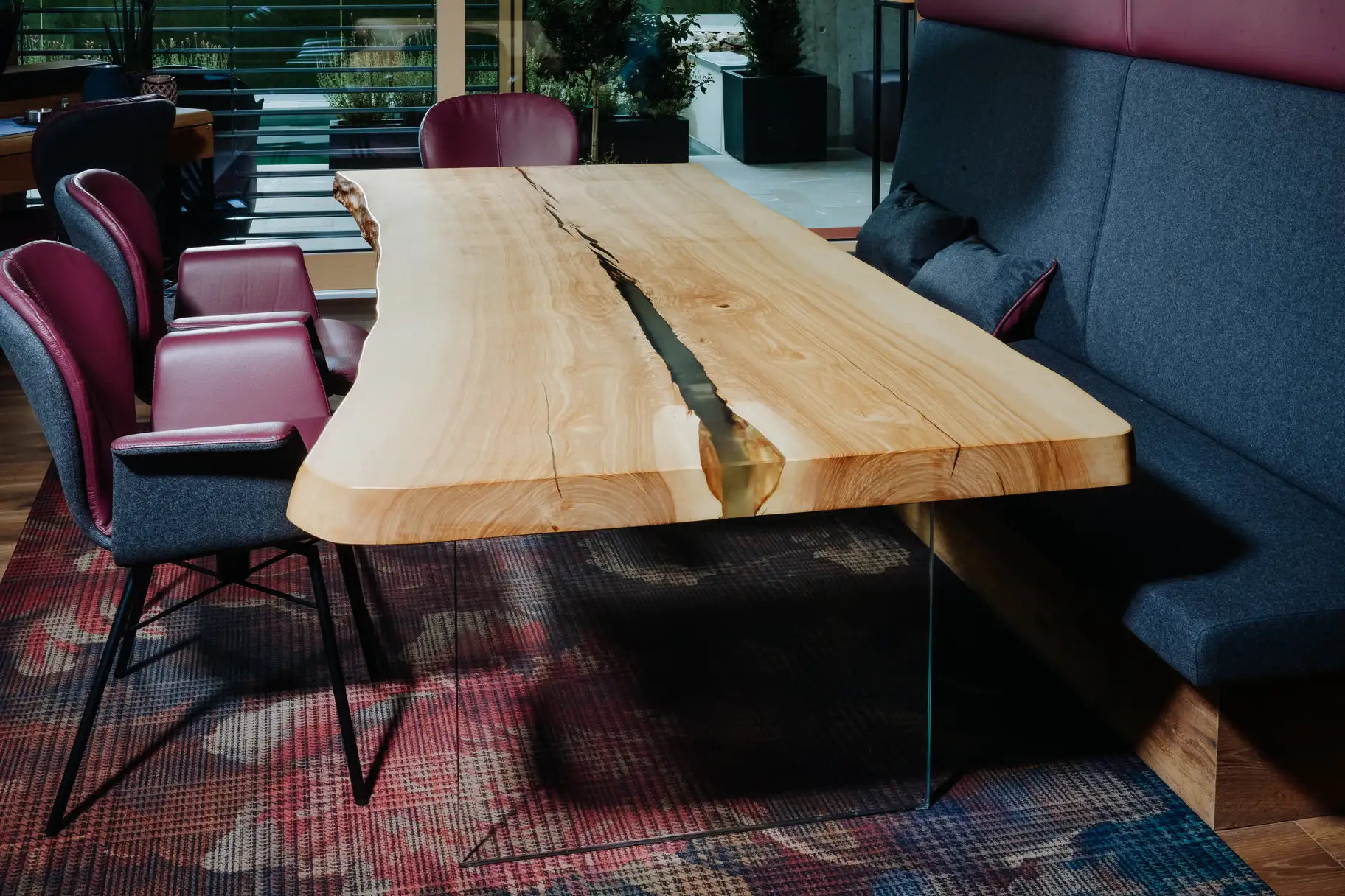 Tavolo da pranzo di design in tronco d’albero con piano elegante, perfetto per ogni ambiente, vista 3