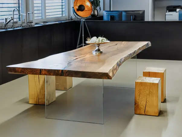 Mesa de madera maciza de alta calidad hecha de tronco con superficie estable de nogal