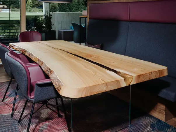 Mesa de comedor de diseño hecha de tronco con superficie elegante, perfecta para cualquier ambiente