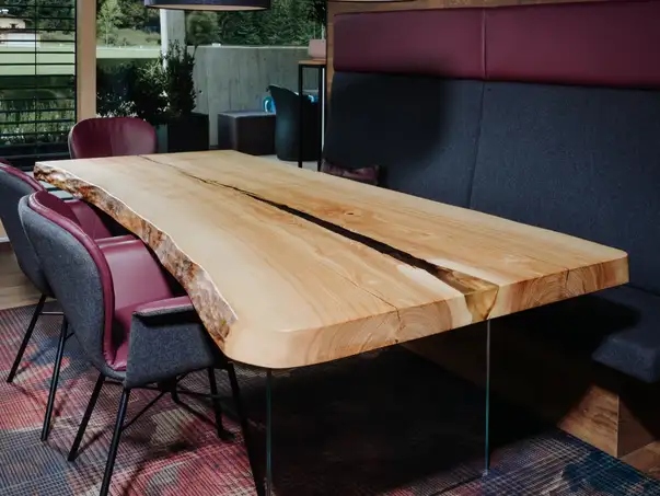 Tavolo da pranzo di design in tronco d’albero con piano elegante, perfetto per ogni ambiente
