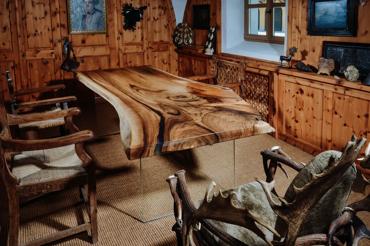 Einzigartiger Baumstammtisch mit markanter Holzstruktur, handgefertigt von Stammdesign, Asnicht 2