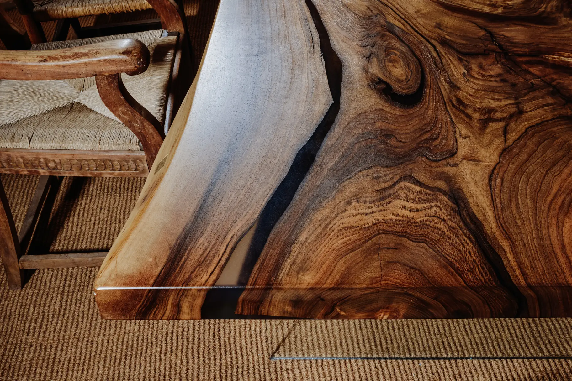 Einzigartiger Baumstammtisch mit markanter Holzstruktur, handgefertigt von Stammdesign, Details