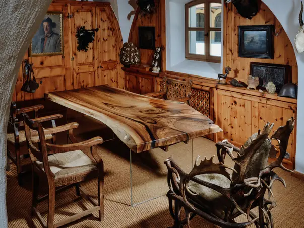 Mesa única de tronco con veta distintiva, hecha a mano por Stammdesign