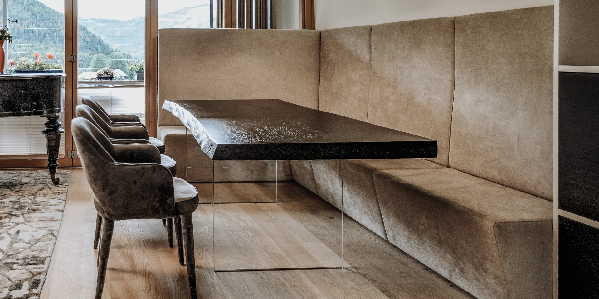 Mesa de comedor artesanal hecha de tronco con superficie robusta