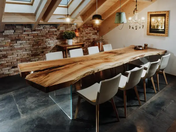 Mesa de reuniones rústica hecha de tronco con patas de vidrio, única y moderna