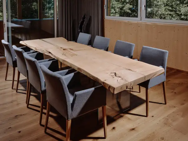 Tavolo da riunione di design in tronco d’albero con bordo naturale, realizzato a mano da Stammdesign, vista laterale